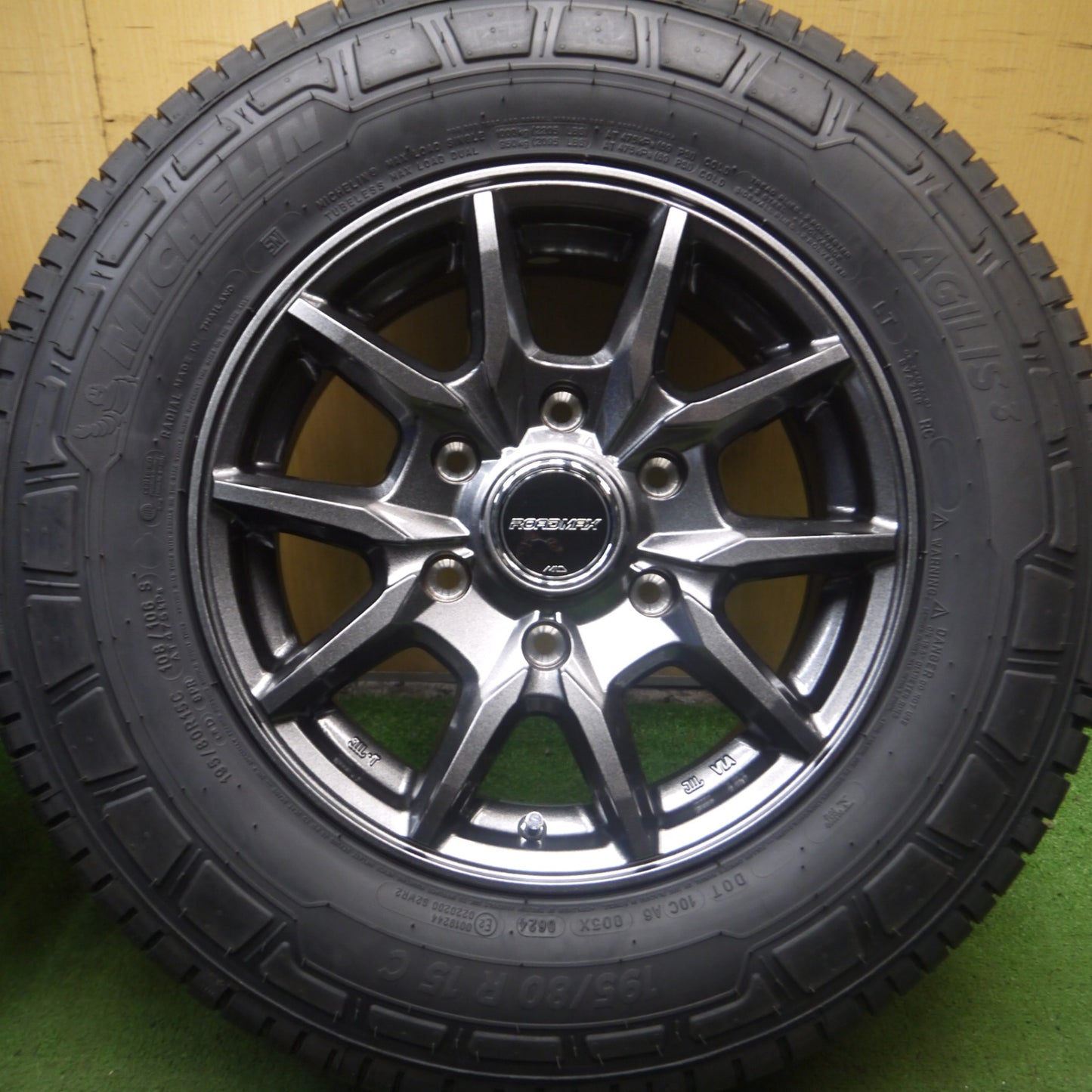 *送料無料* 未使用！24年★ハイエース等 ROADMAX MiD 195/80R15 ミシュラン AGILIS3 ロードマックス 15インチ PCD139.7/6H★4061407Hノ