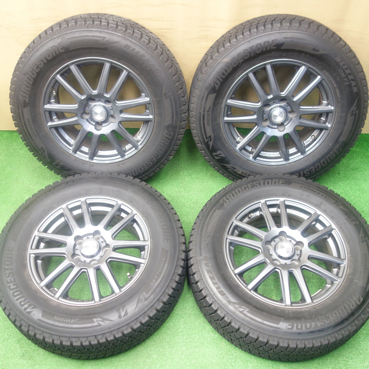 バリ溝！キレイ！8.5分★スタッドレス 215/70R16 ブリヂストン ブリザック DM-V3 dp devotion デボーション 16インチ PCD114.3/5H★6011504KTス