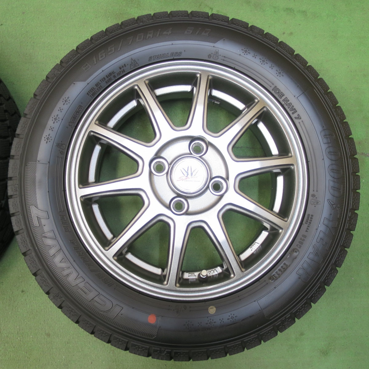 バリ溝！23年！キレイ！9分★LOXARNY  SPORT 165/70R14 スタッドレス グッドイヤー アイスナビ7 14インチ ロクサーニ スポーツ ハスラー ソリオ 等 PCD100/4H★5103101イス