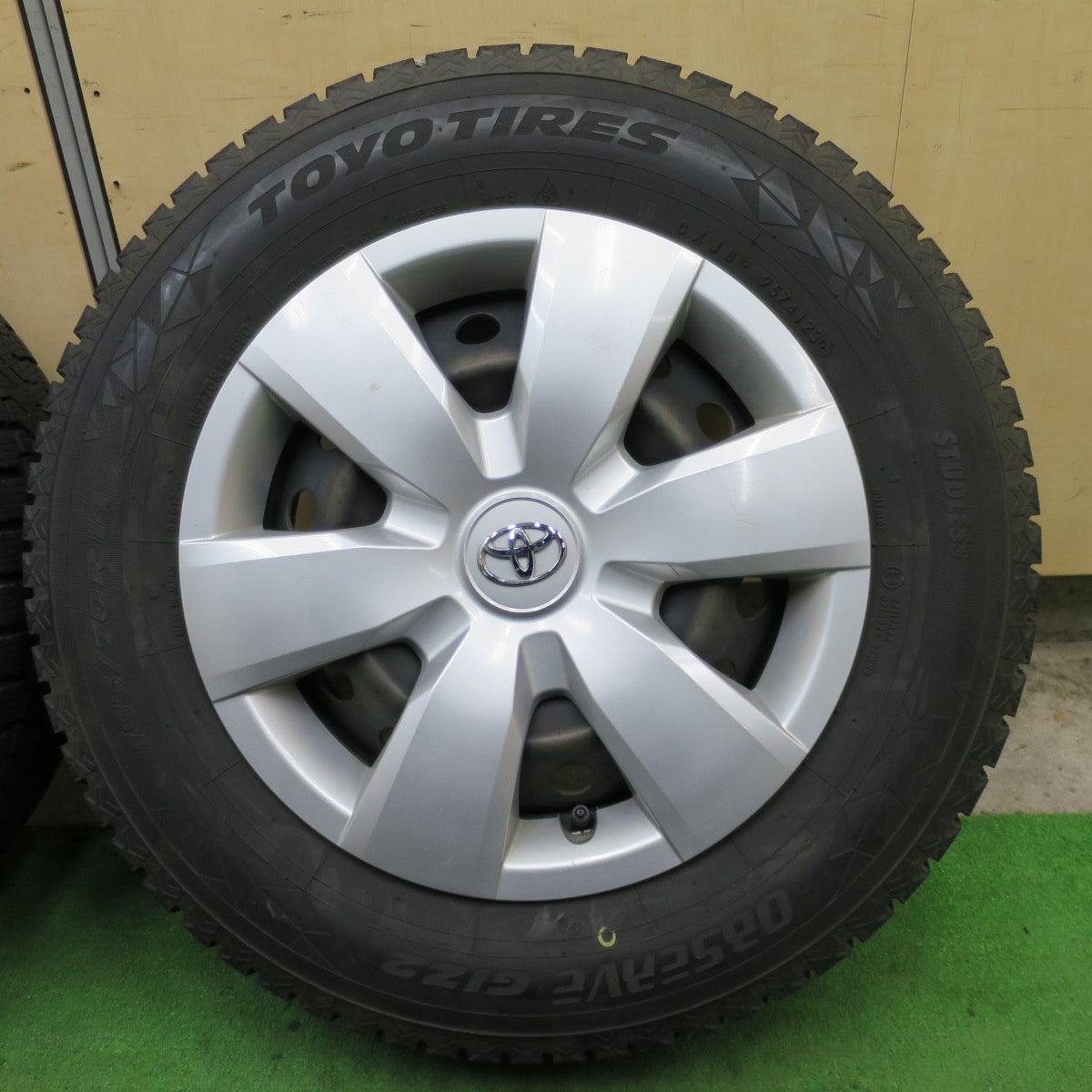 バリ溝！23年！9.5分★トヨタ カローラ フィールダー アクシオ 等 純正 スチール 185/70R14 スタッドレス トーヨー オブザーブ GIZ2 14インチ PCD100/4H★6022502ナス