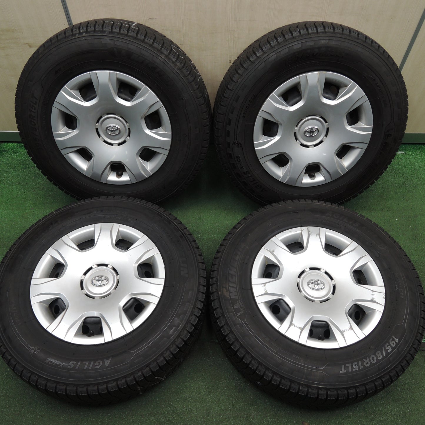 *送料無料* バリ溝！9.5分★トヨタ 200系 ハイエース 純正 スチール スタッドレス 195/80R15 107/105R ミシュラン AGILIS X-ICE 15インチ PCD139.7/6H★4022507HAス