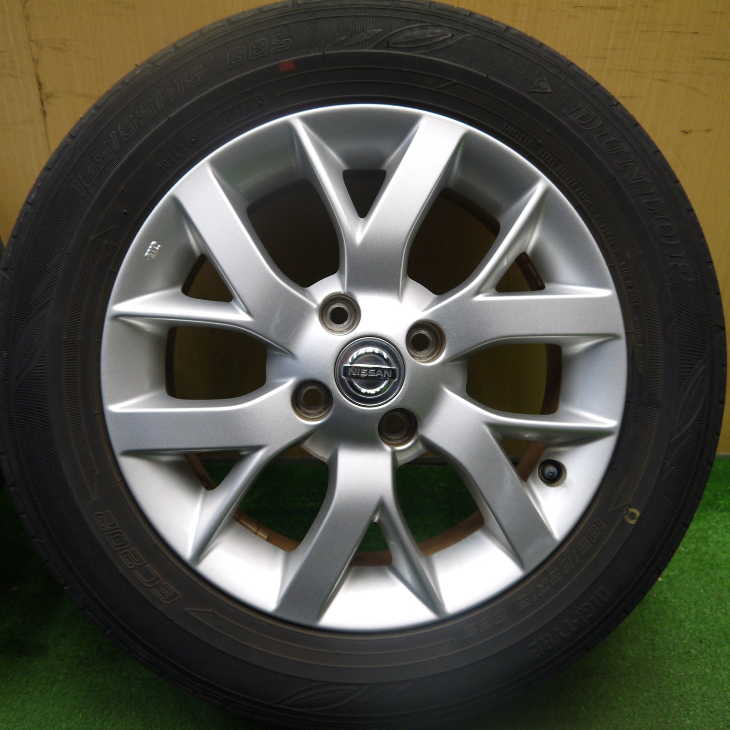 [送料無料] キレイ★日産 E12 ノート 純正 185/65R15 ダンロップ EC202 15インチ PCD100/4H★5032408Hノ
