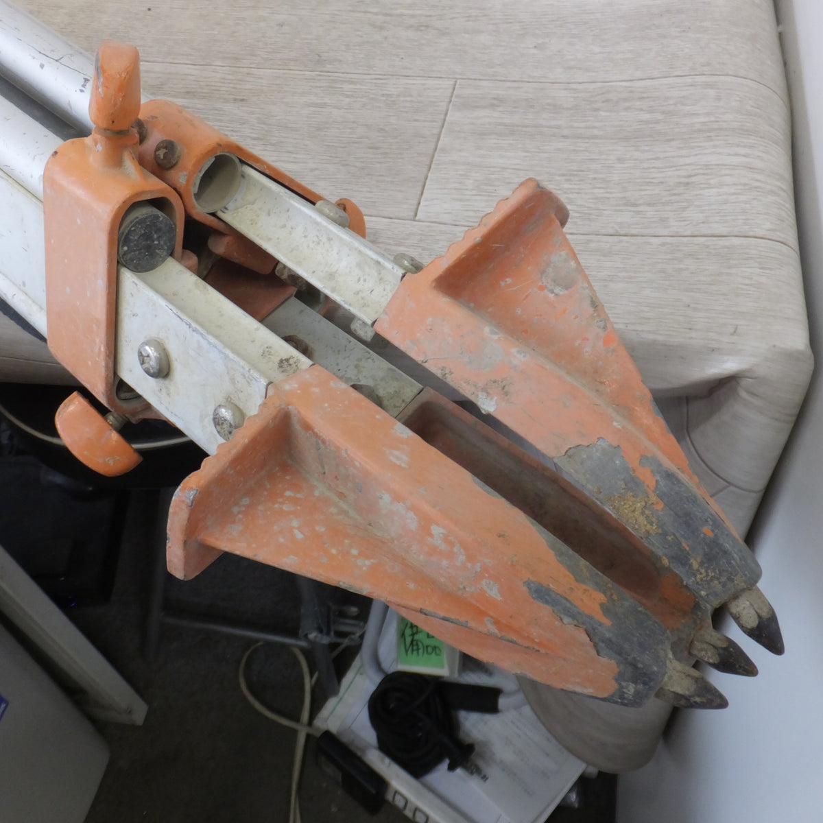 [送料無料] ★アルミ製 エレベーター三脚 メーカー 形式 不明　長さ 約 128～195cm　収納部のバーの長さ 約 95cm★