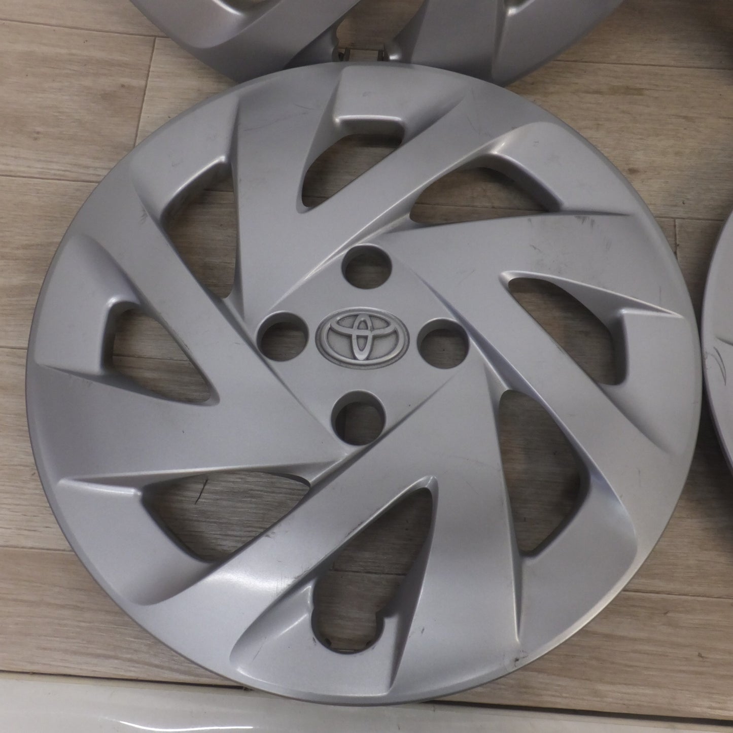 [送料無料] ★トヨタ TOYOTA 純正 アクア NHP10 ホイールカバー 42602-52620 15インチ 4枚★