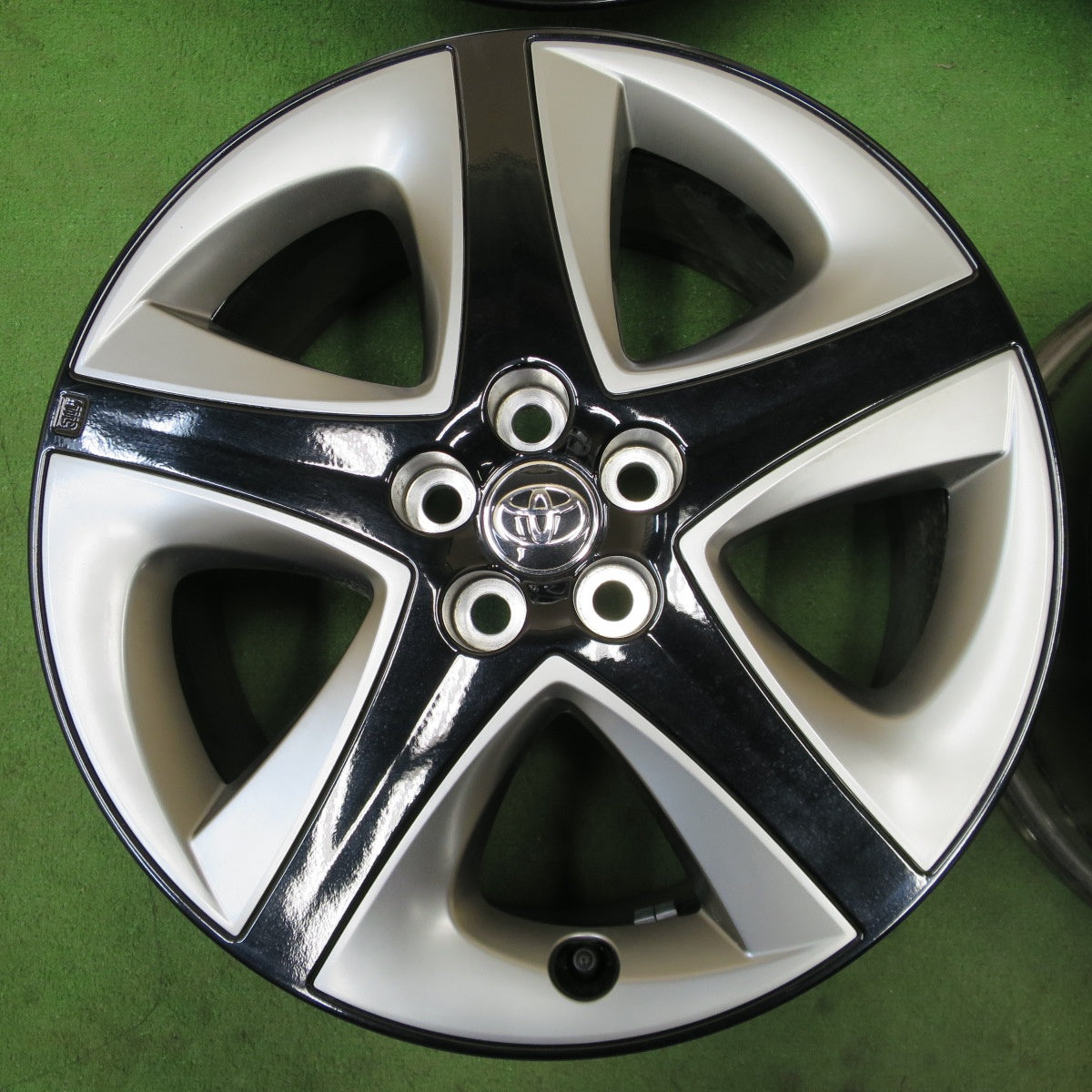 キレイ！付属品付き★トヨタ 50系 プリウス ツーリング 純正 ホイール 17インチ 17×7J PCD100/5H★6031401NGホ