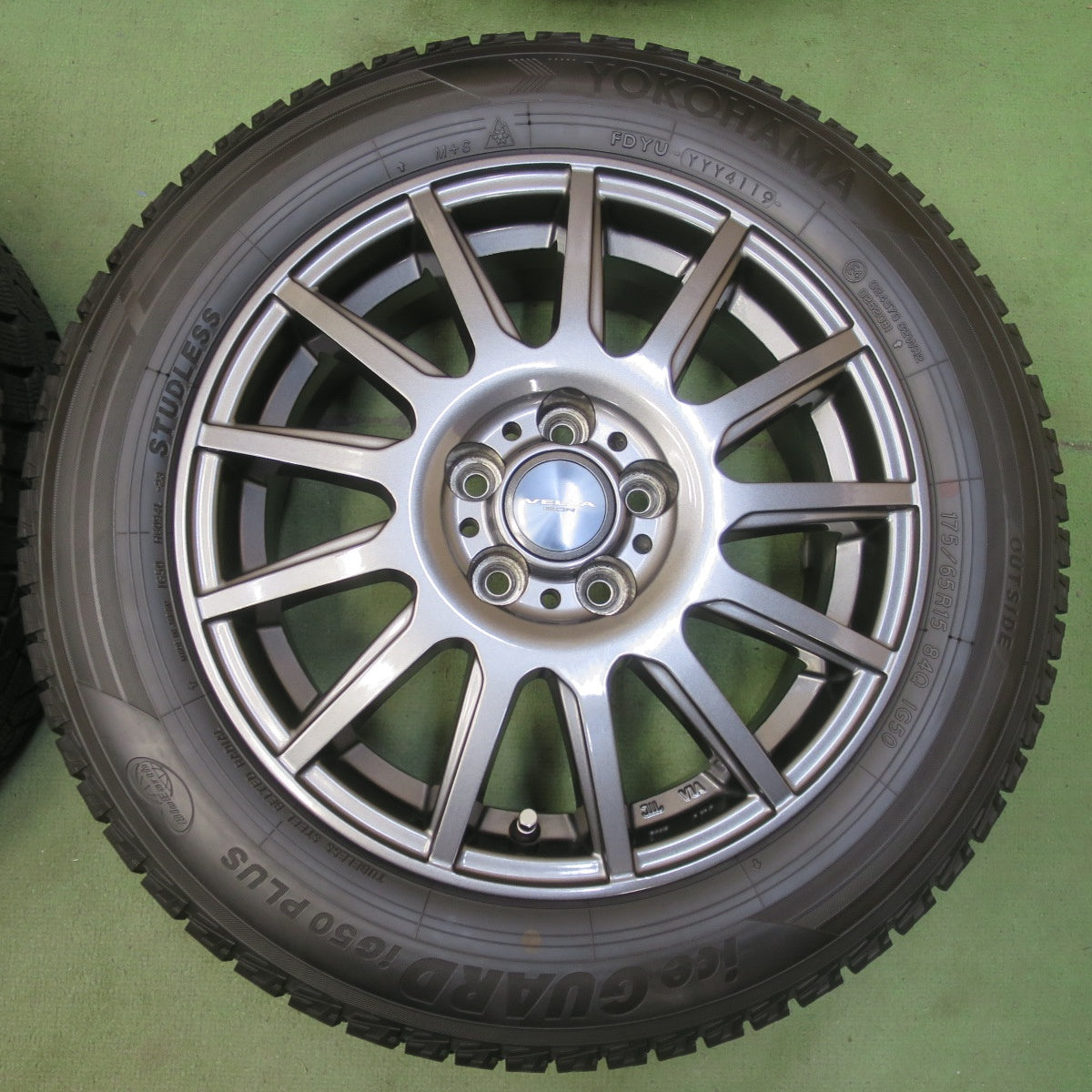 ほぼ未使用！キレイ◎シエンタ 等 175/65R15 スタッドレス ヨコハマ アイスガード iG50 プラス VELVA IGOR ヴェルヴァ 15インチ PCD100/5H◎6100907イス