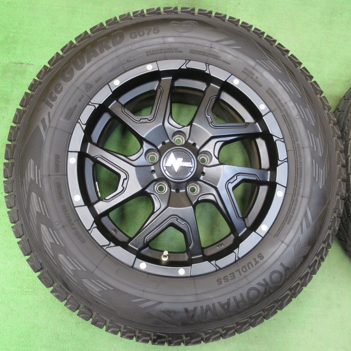 バリ溝！23年！キレイ！9.5分以上★NITRO POWER DERINGER 225/70R16 スタッドレス ヨコハマ アイスガード G075 ナイトロパワー デリンジャー 16インチ PCD114.3/5H★5032405イス