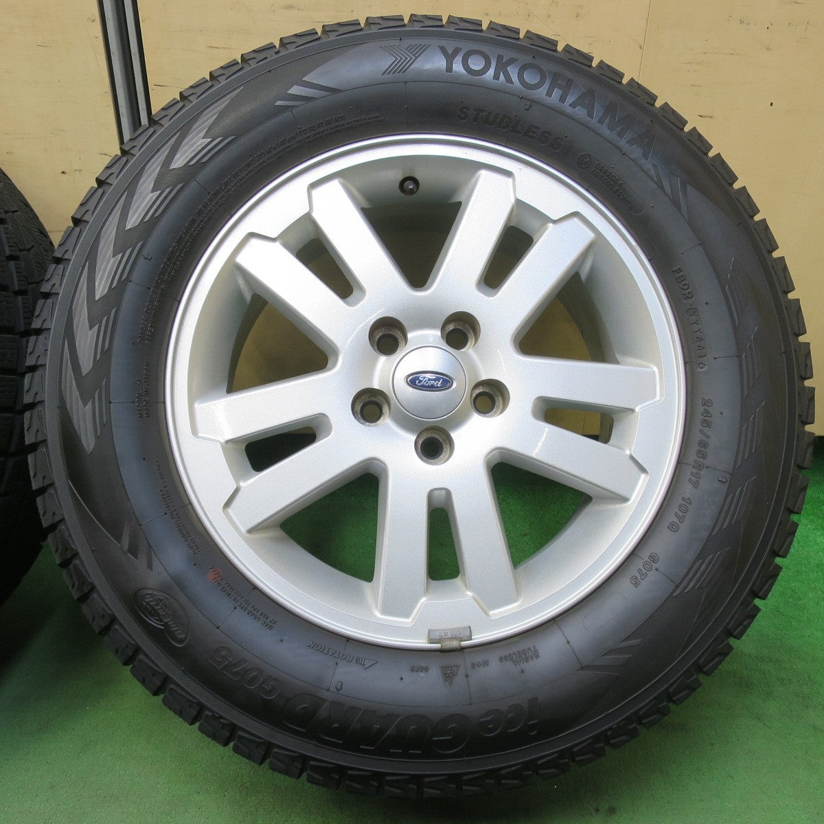 バリ溝！キレイ！9.5分★Ford フォード エクスプローラー 純正 245/65R17 スタッドレス ヨコハマ アイスガード G075 17インチ PCD114.3/5H★5101708イス