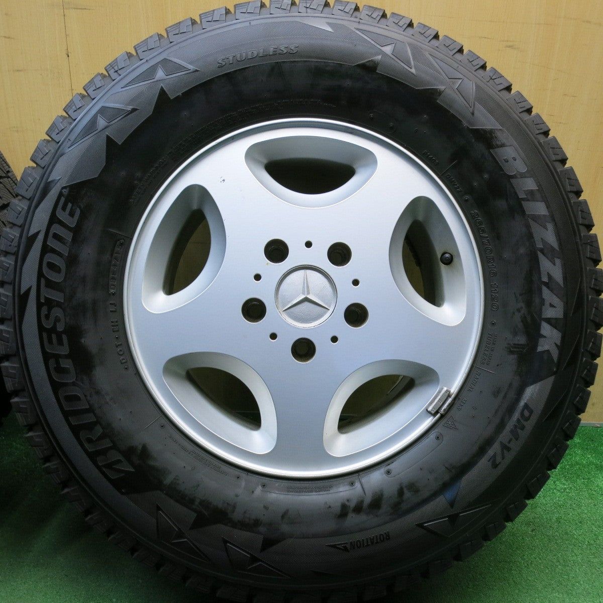 バリ溝！9.5分★ベンツ W463 Gクラス ゲレンデ 純正 265/70R16 スタッドレス ブリヂストン ブリザック DM-V2 16インチ PCD130/5H★6050201HAス