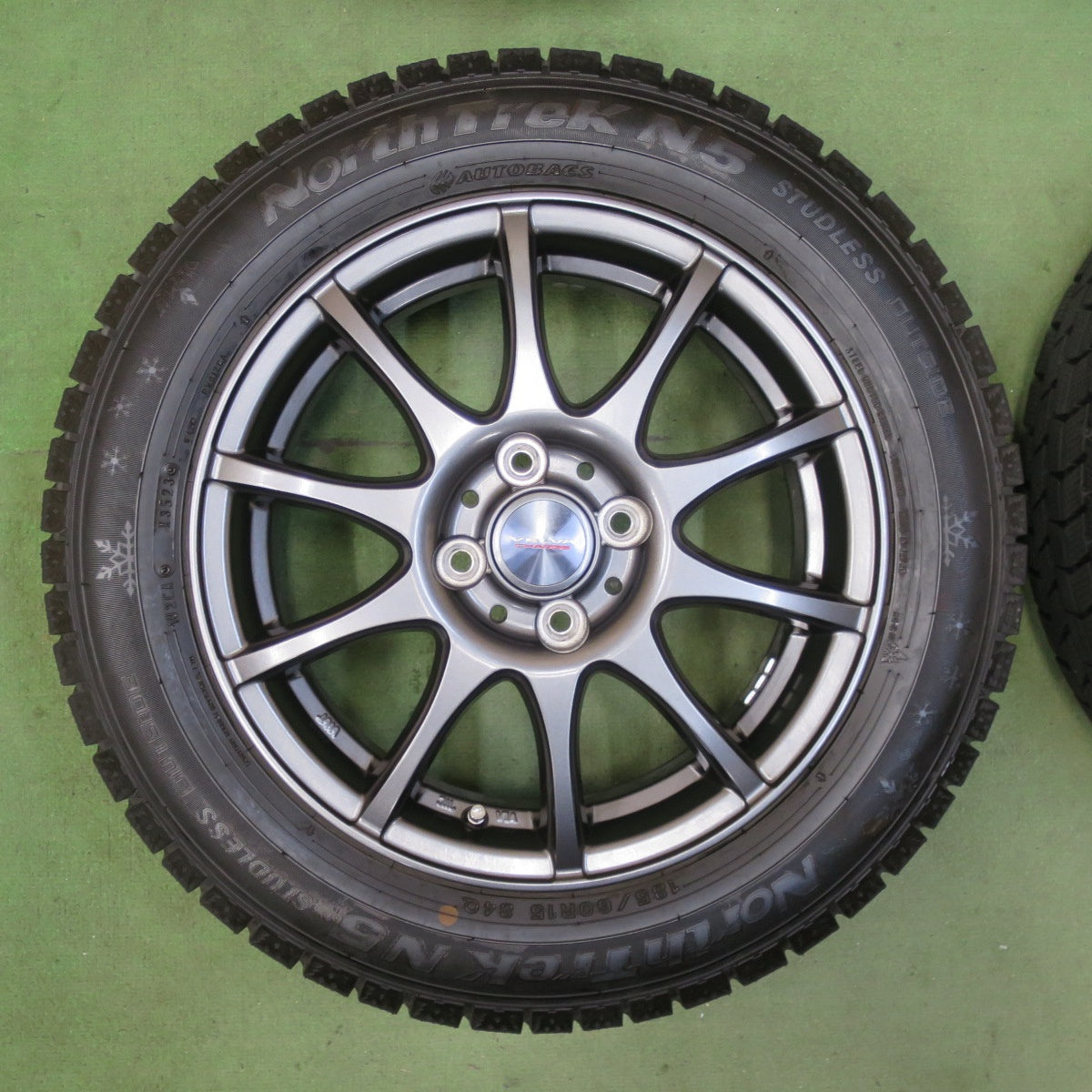 バリ溝！23年！キレイ！9.5分以上★スタッドレス 185/60R15 オートバックス ノーストレック N5 VELVA CHARGE ヴェルヴァ チャージ 15インチ PCD100/4H★5111301TTス