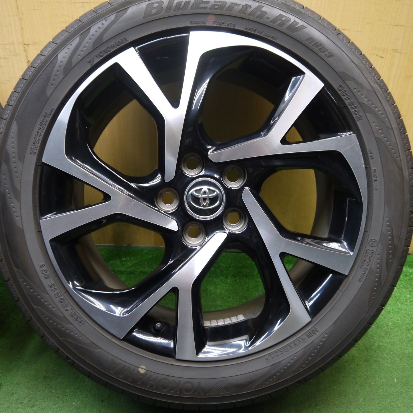バリ溝！23年！9.5分★トヨタ CH-R 純正 225/50R18 ヨコハマ BluEarth-RV RV03 18インチ CHR PCD114.3/5H★5072802Hノ