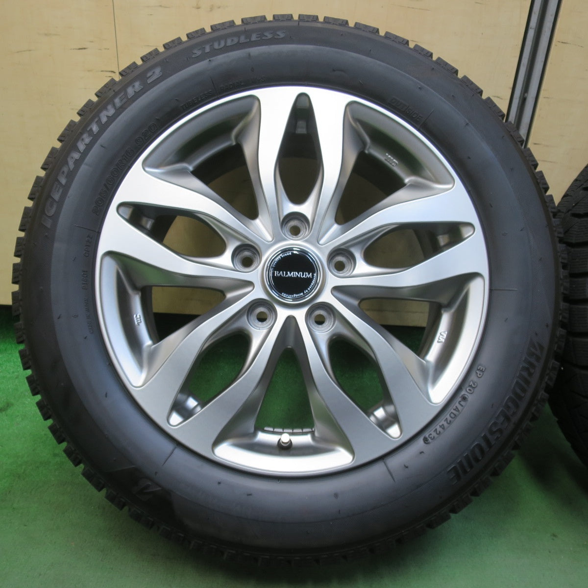 バリ溝！23年！キレイ！9.5分★スタッドレス 205/60R16 ブリヂストン アイスパートナー2 BALMINUM バルミナ 16インチ PCD114.3/5H★5112708イス