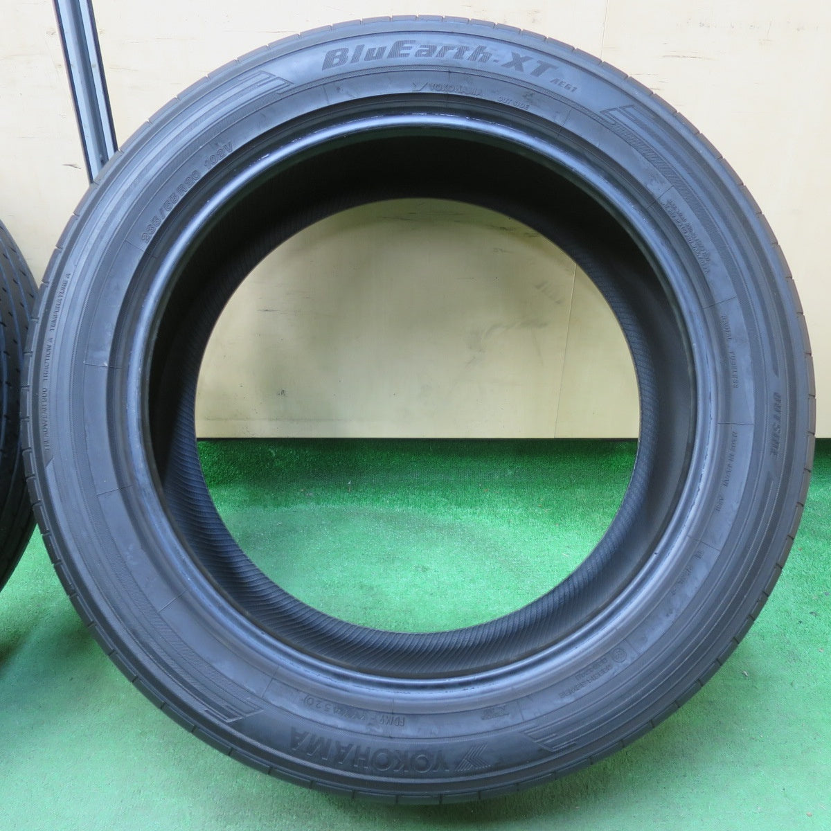 [送料無料] 2本価格！20年★235/55R20 ヨコハマ BluEarth-XT AE61 タイヤ 20インチ ブルーアース レクサス RX 等★4112307イノタ