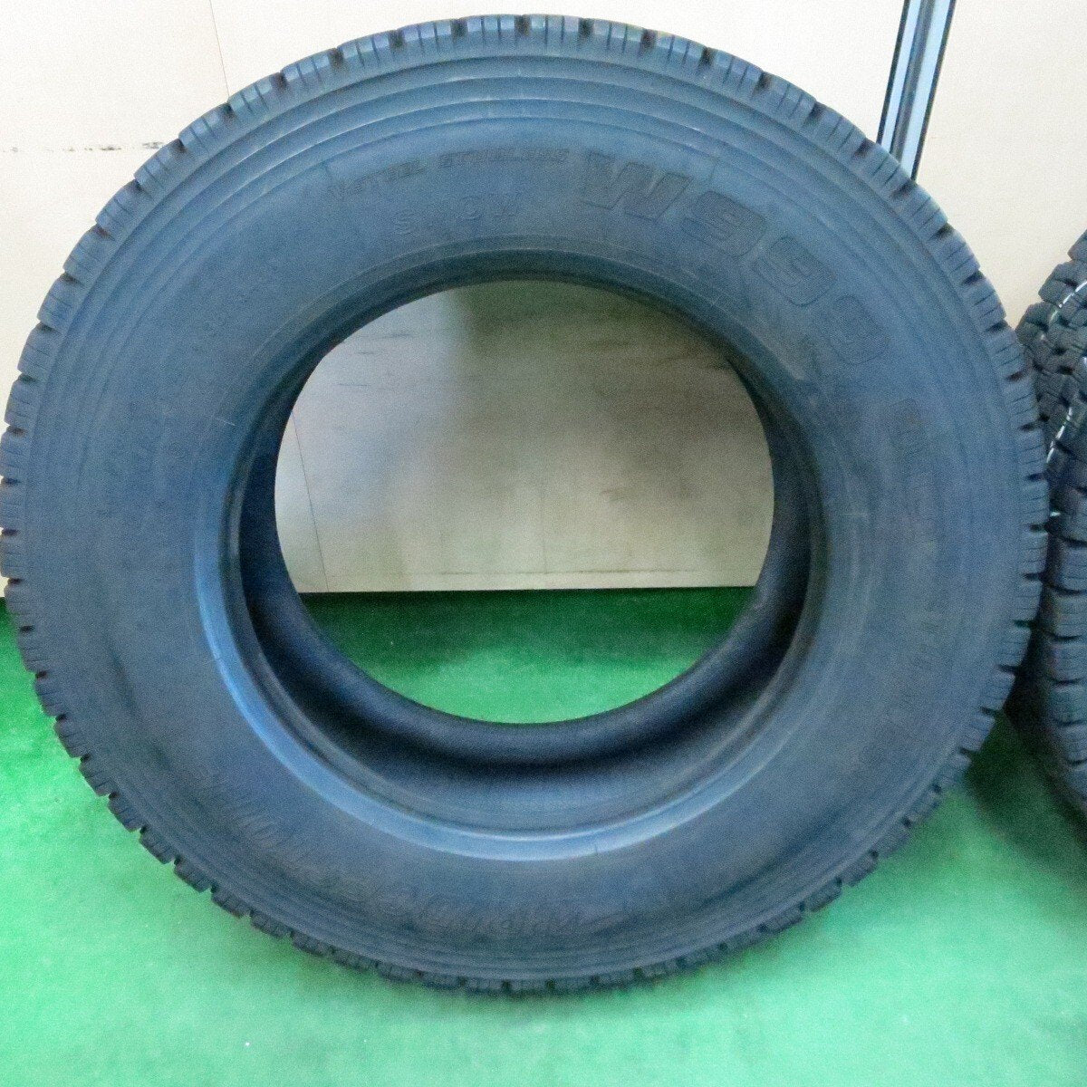 バリ溝！23年！9.5分★トラック タイヤ 245/70R19.5 136/134J スタッドレス ブリヂストン W999 19.5インチ★4050412ナス
