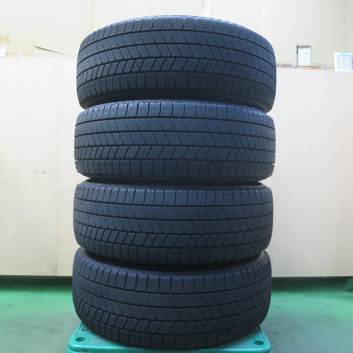 バリ溝！22年！キレイ！9.5分以上◎XV フォレスター 等 225/60R17 スタッドレス ブリヂストン ブリザック VRX3 TOPRUN トップラン 17インチ PCD100/5H◎6093010イス