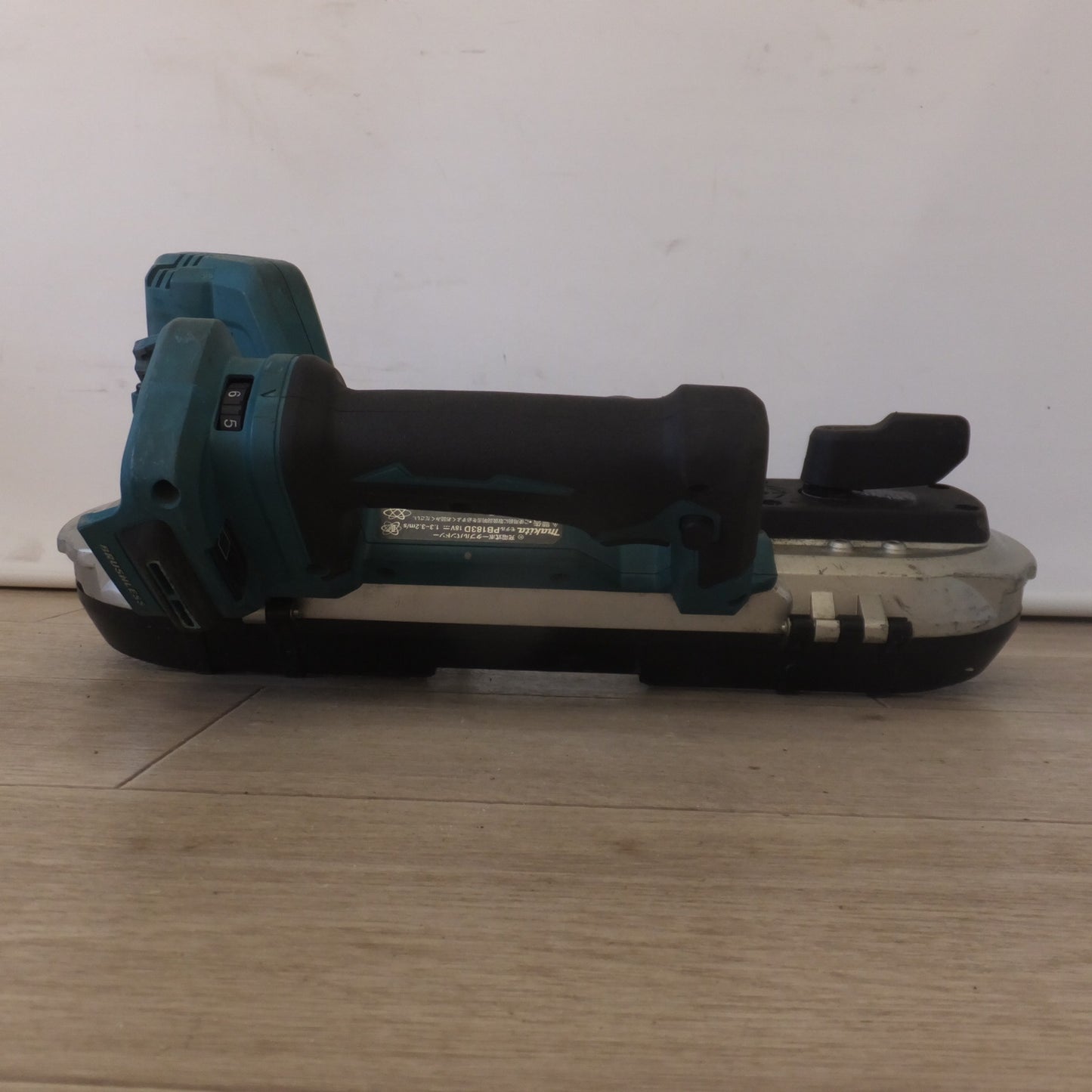 [送料無料] ★マキタ makita 充電式ポータブルバンドソー PB183D 18V 本体のみ★