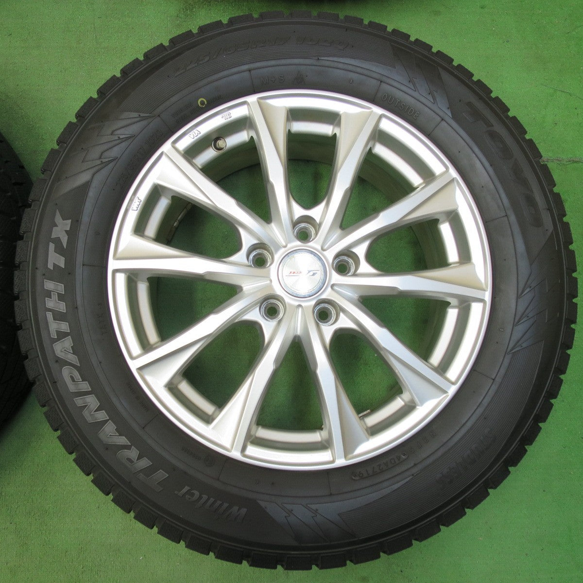 送料無料] バリ溝！9.5分☆スタッドレス 225/65R17 トーヨー