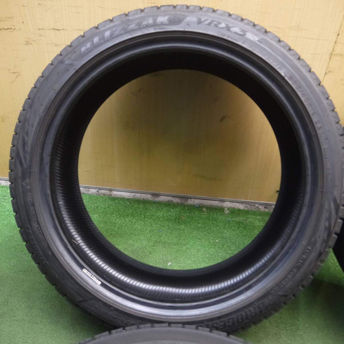 バリ溝！21年！9.5分★スタッドレス 235/40R19 ブリヂストン ブリザック VRX3 タイヤ クラウン カムリ等★4022904KKスタ