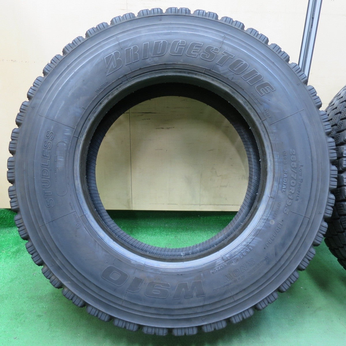 バリ溝！21年！8.5分！2本★トラック タイヤ 265/70R19.5 140/138J スタッドレス ブリヂストン W910 19.5インチ★5021410イスタ