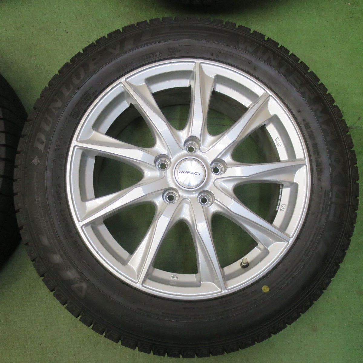 バリ溝！23年！キレイ！9.5分以上◎スタッドレス 215/60R17 ダンロップ ウインターマックス 03 DUFACT デュファクト 17インチ PCD114.3/5H◎6062703イス