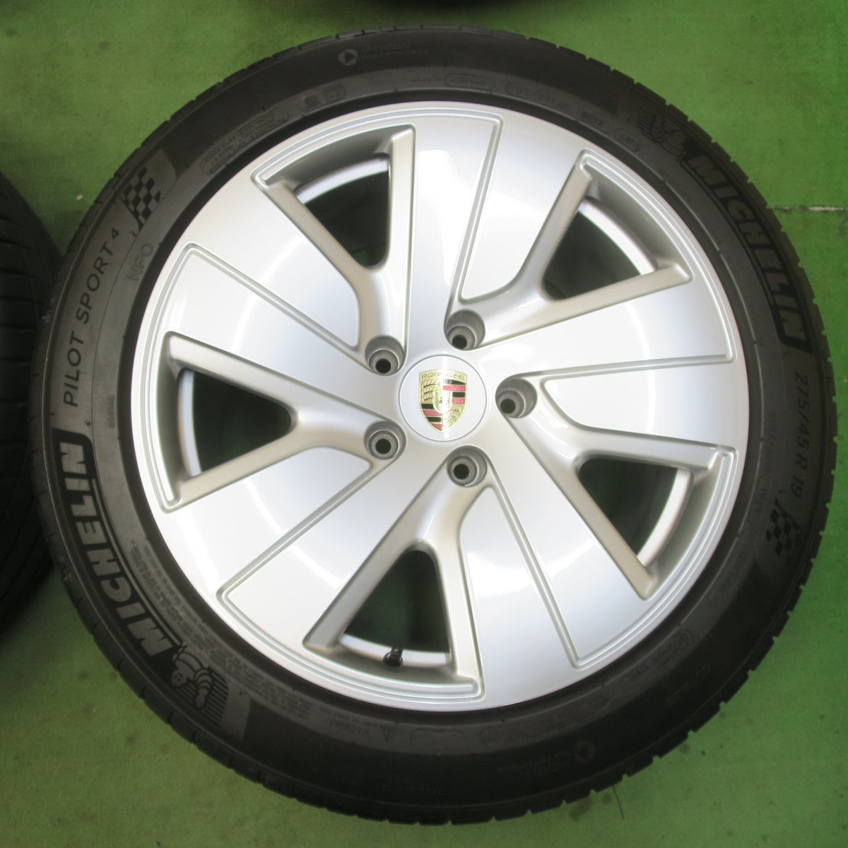 バリ溝！23年！キレイ！9.5分★ポルシェ タイカン 純正 225/55R19 275/45R19 ミシュラン パイロットスポーツ4 19インチ PCD130/5H★6022507イノ