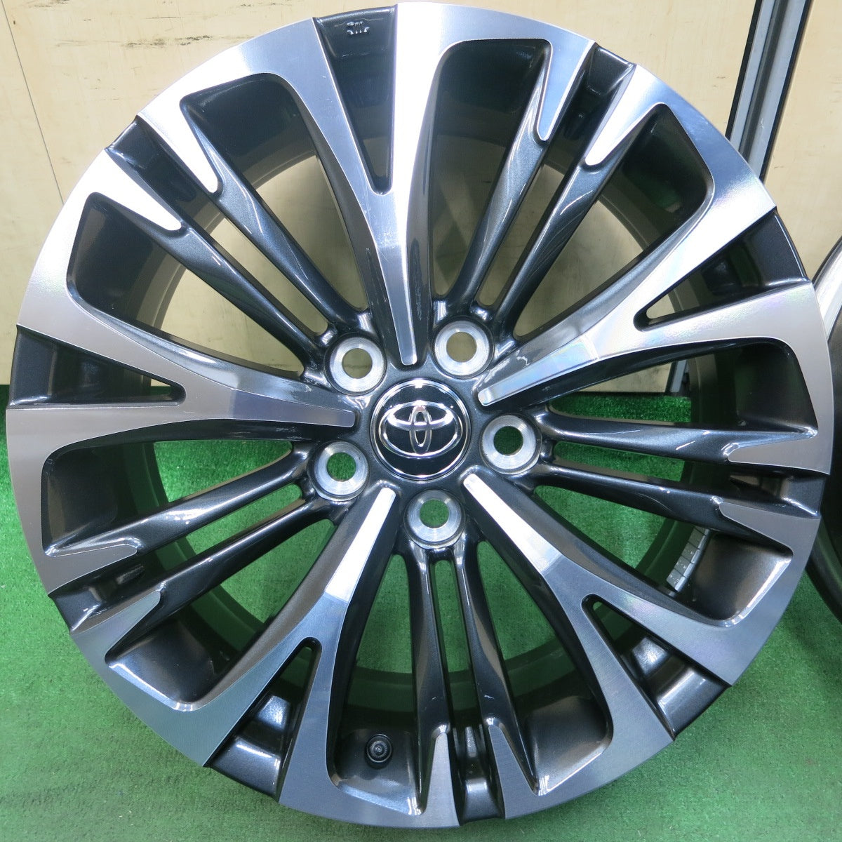 [送料無料] キレイ★トヨタ ヤリスクロス Z 純正 ホイール 18インチ 18×7J PCD114.3/5H★4110801SYホ