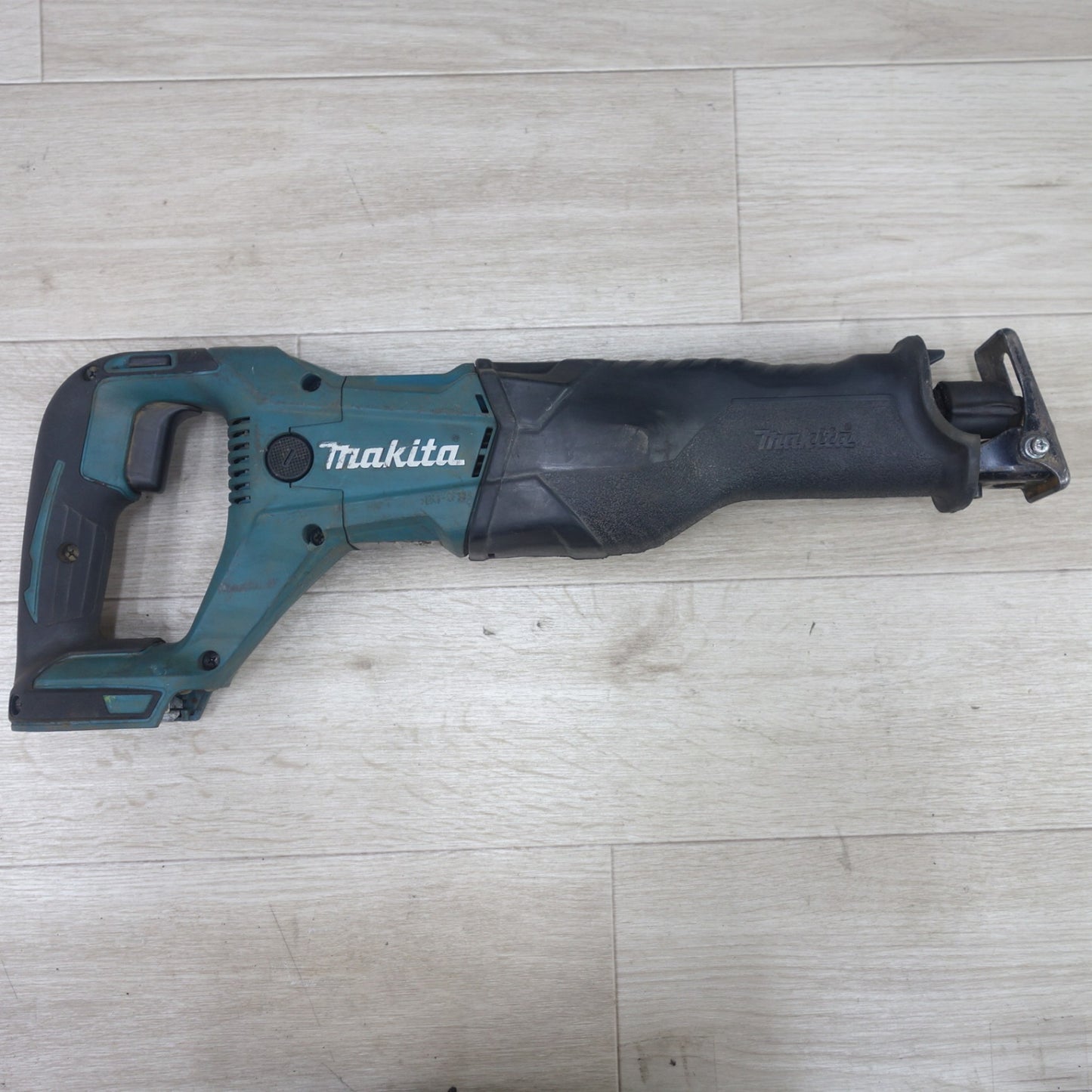 [送料無料] ◆マキタ 充電式 レシプロソー JR186D 電動 工具 切断機 セーバソー セーバーソー makita 18V ジャンク品◆