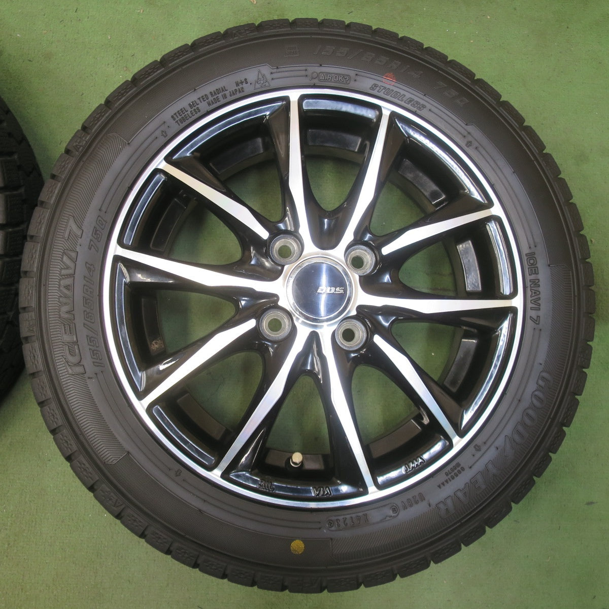 バリ溝！23年！キレイ！9.5分以上★スタッドレス 155/65R14 グッドイヤー アイスナビ7 D.O.S. DOS 14インチ PCD100/4H★6060601イス