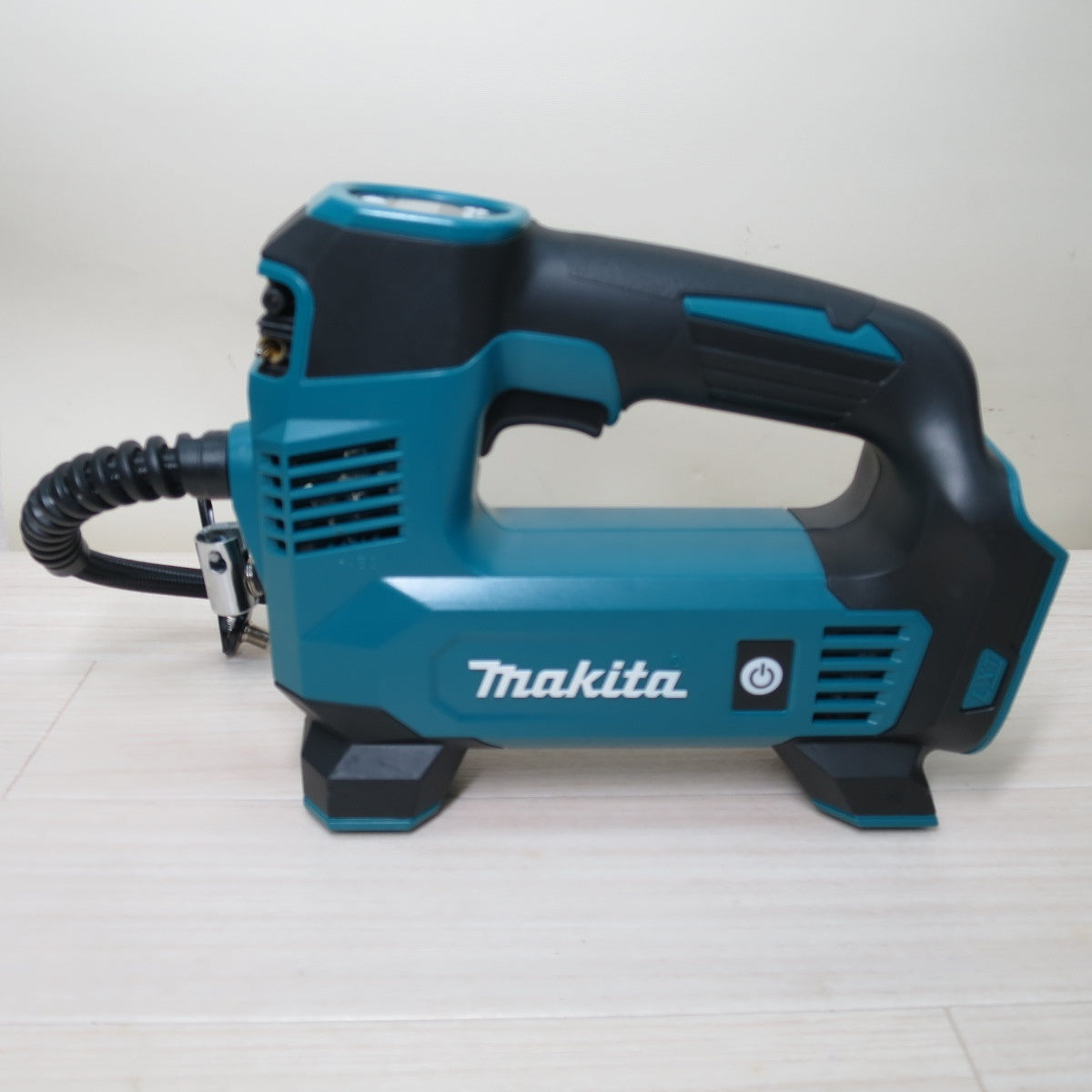 [送料無料] 美品☆マキタ 充電式 空気入れ MP180D 18V 本体のみ 車 バイク 自転車 ビーチボール 浮き輪 等に makita☆