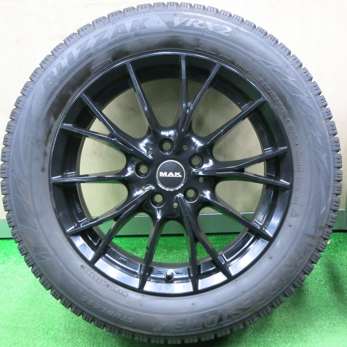 [送料無料] バリ溝！23年！キレイ！9分★BMW MINI 等 MAK FABRIK 225/55R17 スタッドレス ブリヂストン ブリザック VRX2 ファブリック 17インチ PCD112/5H★4112501NJス