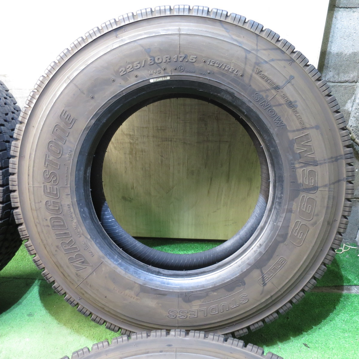 *送料無料* バリ溝！23年！9.5分★トラック タイヤ 225/80R17.5 123/122L スタッドレス ブリヂストン W999 17.5インチ★4032601クスタ