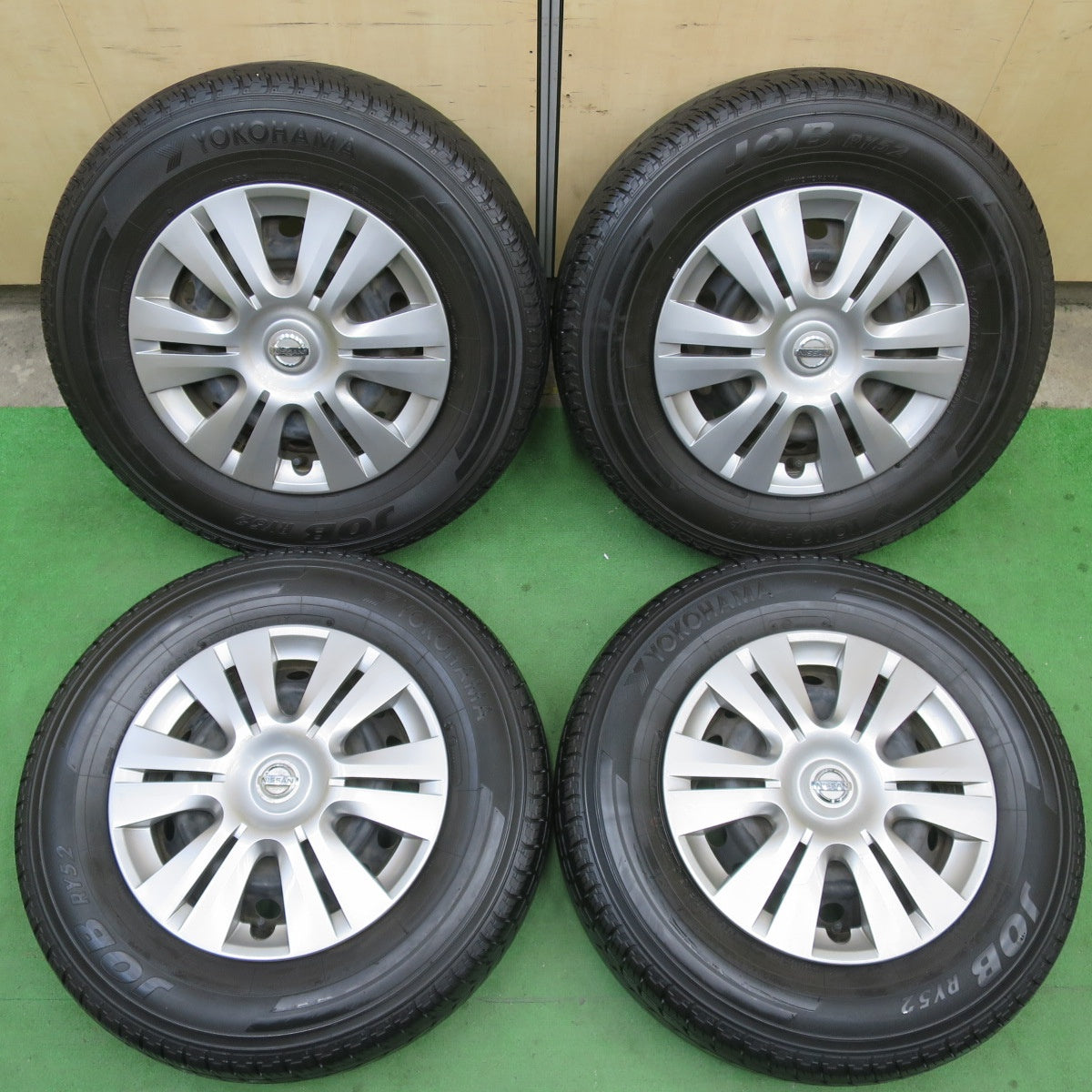 送料無料] バリ溝！8.5分☆日産 キャラバン 純正 スチール 195/80R15