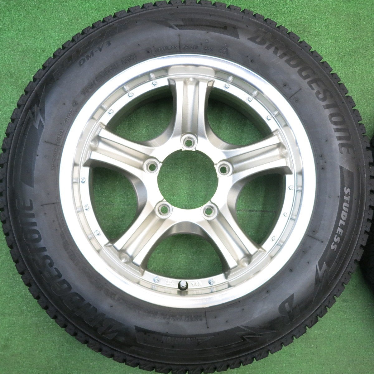 バリ溝！23年！キレイ！8.5分★ジムニー 等 Lehrmeister ROAD SPOKE VR 175/80R16 スタッドレス ブリヂストン ブリザック DM-V3 16インチ レアマイスター PCD139.7/5H★5121101HAス