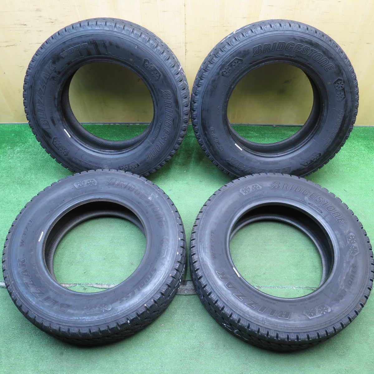 バリ溝！22年！9.5分★トラック タイヤ 225/70R16 117/115L スタッドレス ブリヂストン ブリザック W979 16インチ エルフ キャンター 等★5061801NJスタ