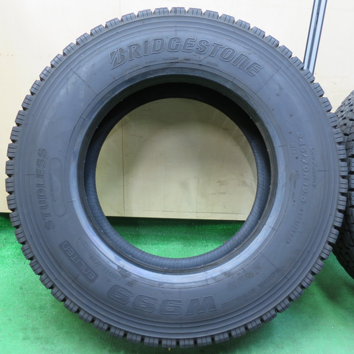*送料無料* バリ溝！23年！9分★トラック タイヤ 245/70R19.5 136/134J スタッドレス ブリヂストン W999 19.5インチ★4080205イスタ