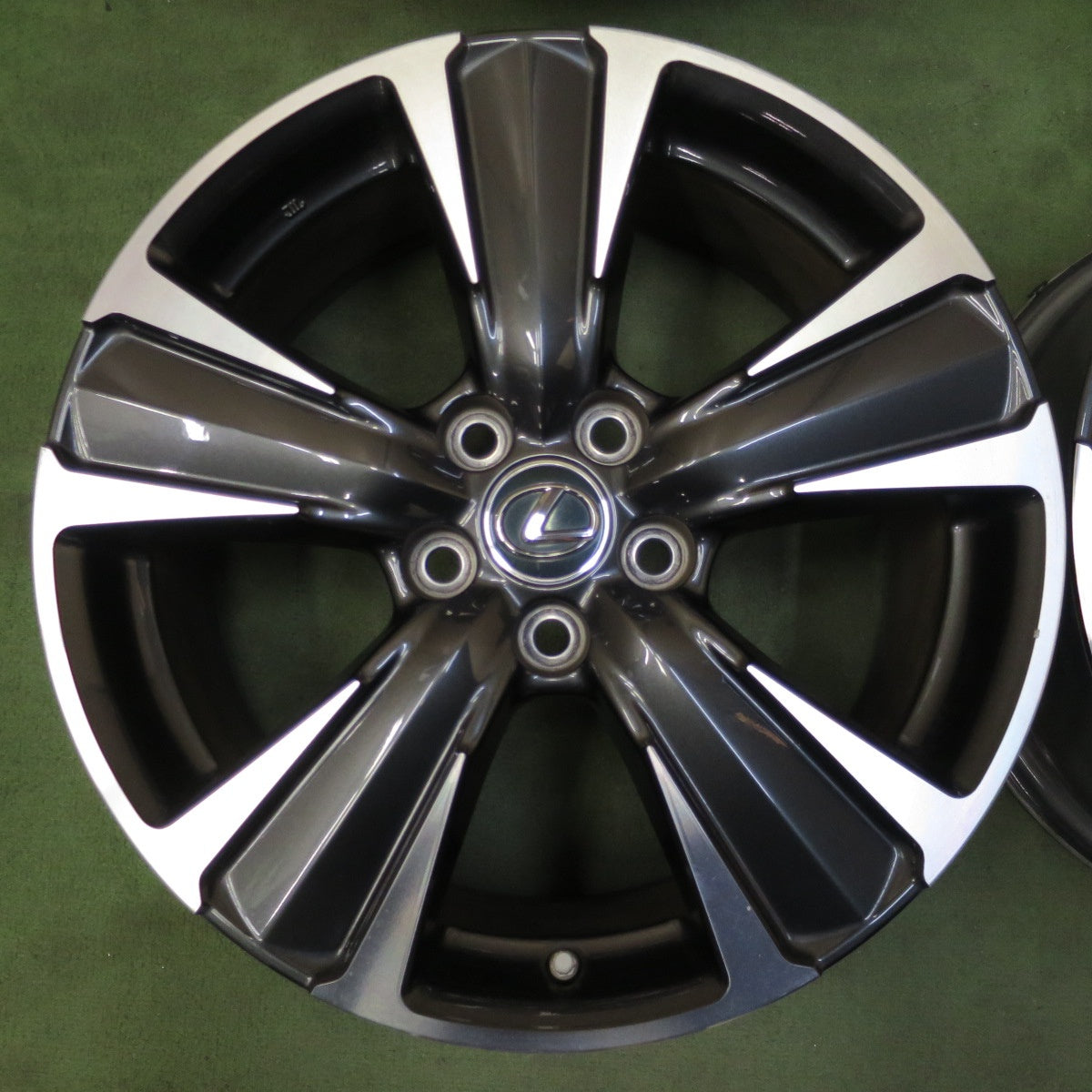 センサー付き！キレイ★レクサス UX バージョンL 純正 ホイール 18インチ 18×7J PCD114.3/5H★6071703NGホ