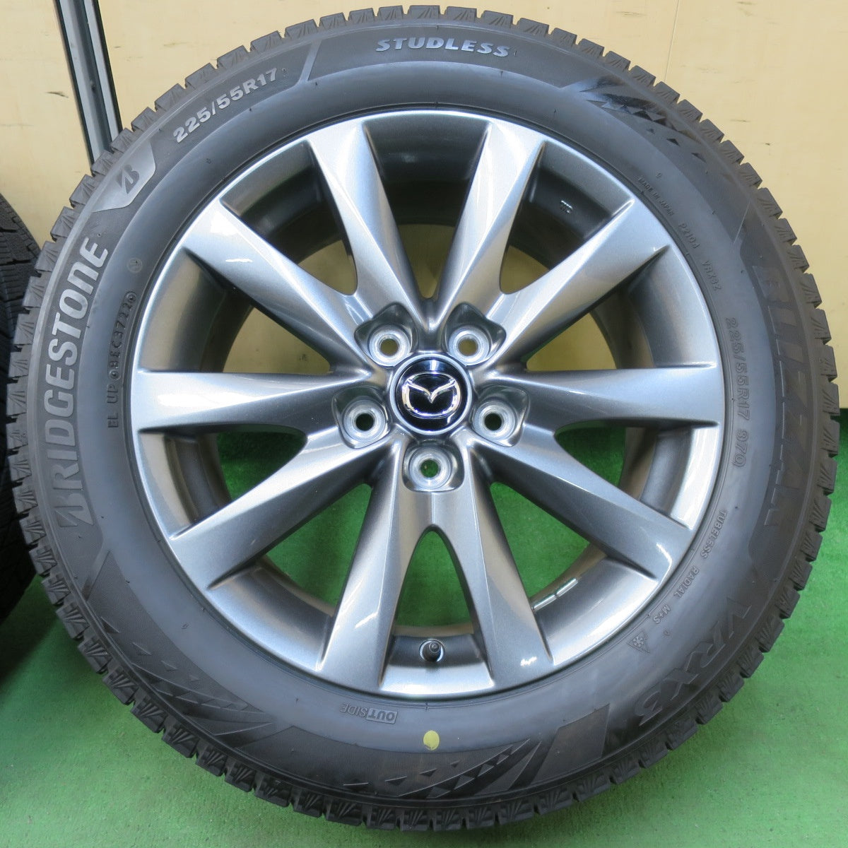 [送料無料] バリ溝！22年！キレイ！9.5分以上★マツダ6 純正 225/55R17 スタッドレス ブリヂストン ブリザック VRX3 17インチ PCD114.3/5H★5010602イス