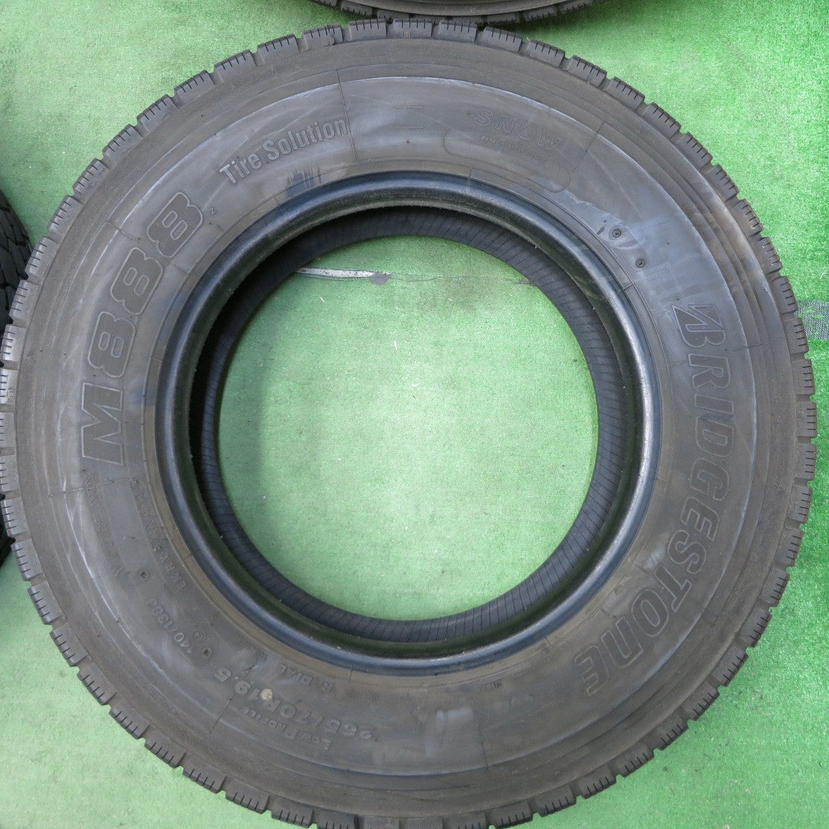 [送料無料] バリ溝！24年！9分★トラック タイヤ 265/70R19.5 140/138J ブリヂストン M888 ミックス オールシーズン 19.5インチ★4112107SYスタ