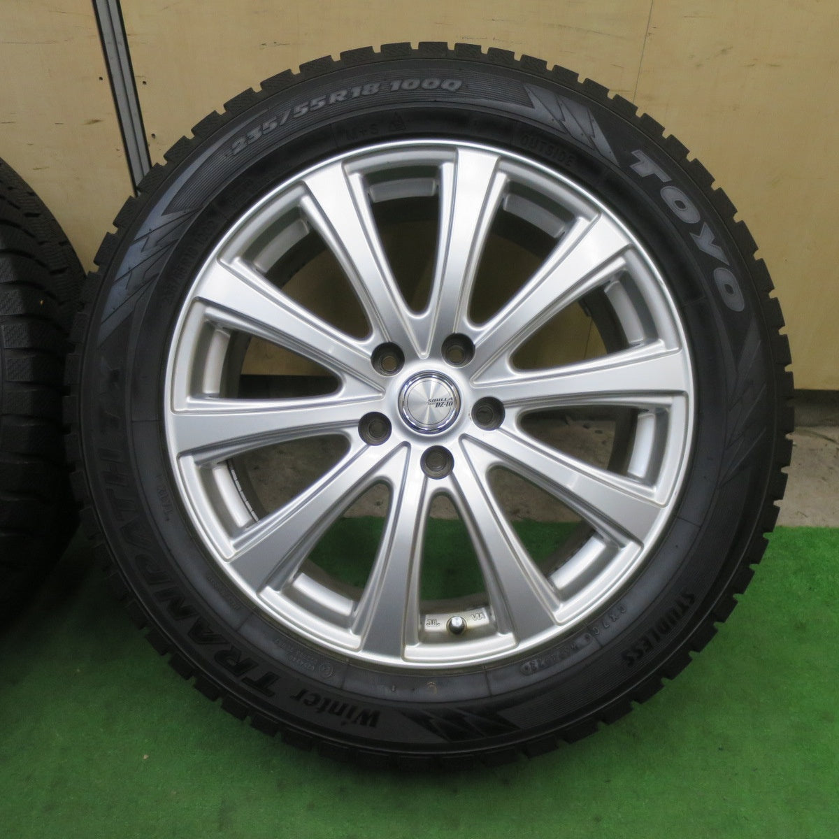 超バリ溝！22年！キレイ！9.5分以上★スタッドレス 235/55R18 トーヨー ウインター トランパス TX SIBILLA NEXT DZ-10 シビラ 18インチ PCD114.3/5H★5112104TTス