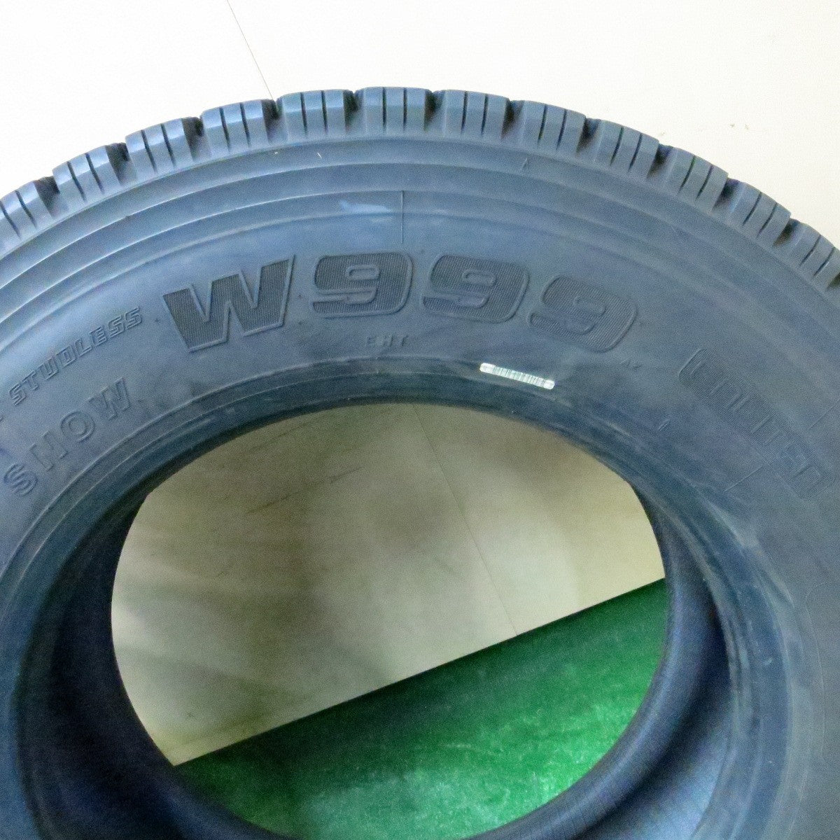 *送料無料* バリ溝！23年！9.5分以上★トラック タイヤ 245/70R19.5 136/134J スタッドレス ブリヂストン W999 19.5インチ★4050410ナス