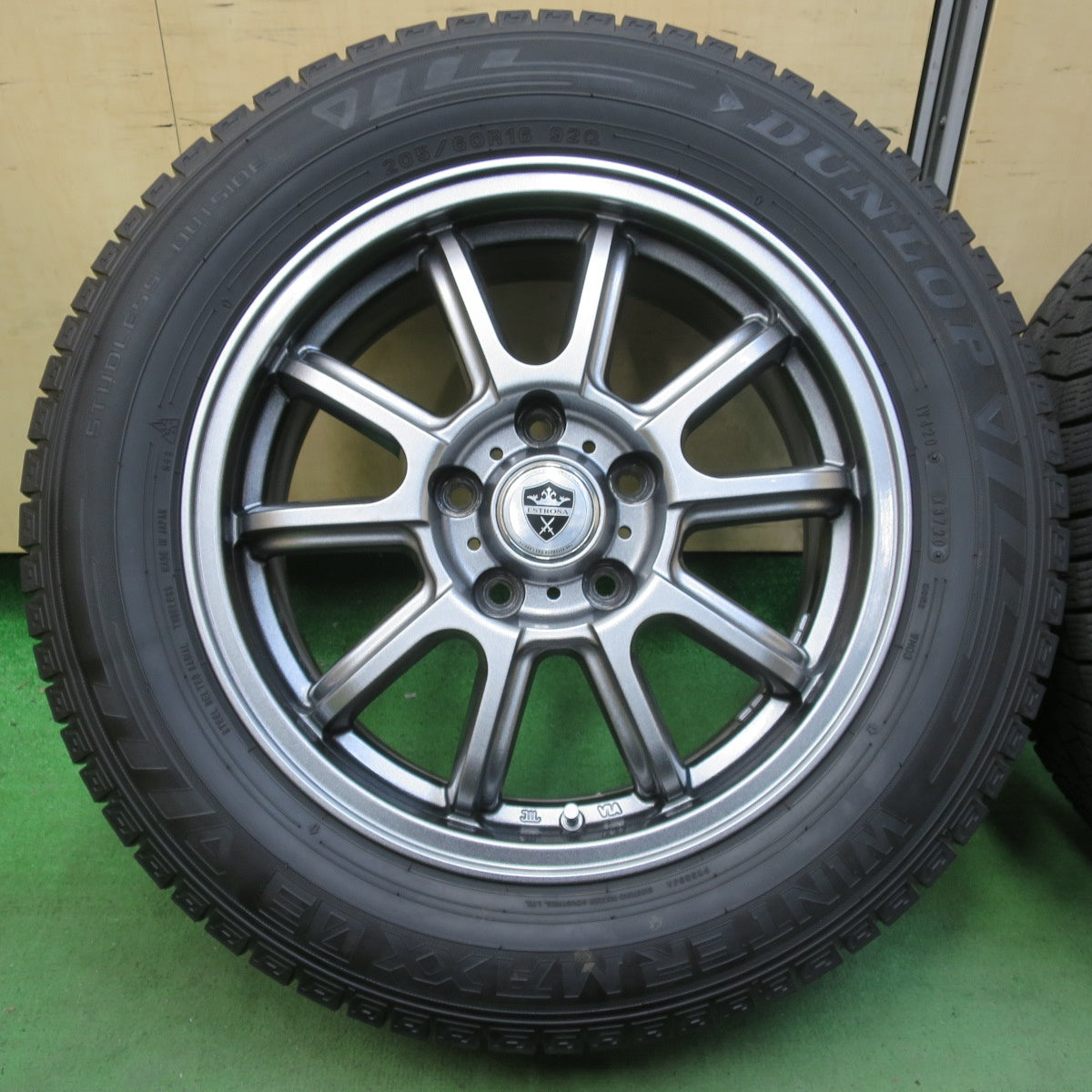 バリ溝！キレイ！9.5分★スタッドレス 205/60R16 ダンロップ ウインターマックス 03 ESTROSA エステローザ 16インチ PCD114.3/5H★5042801イス