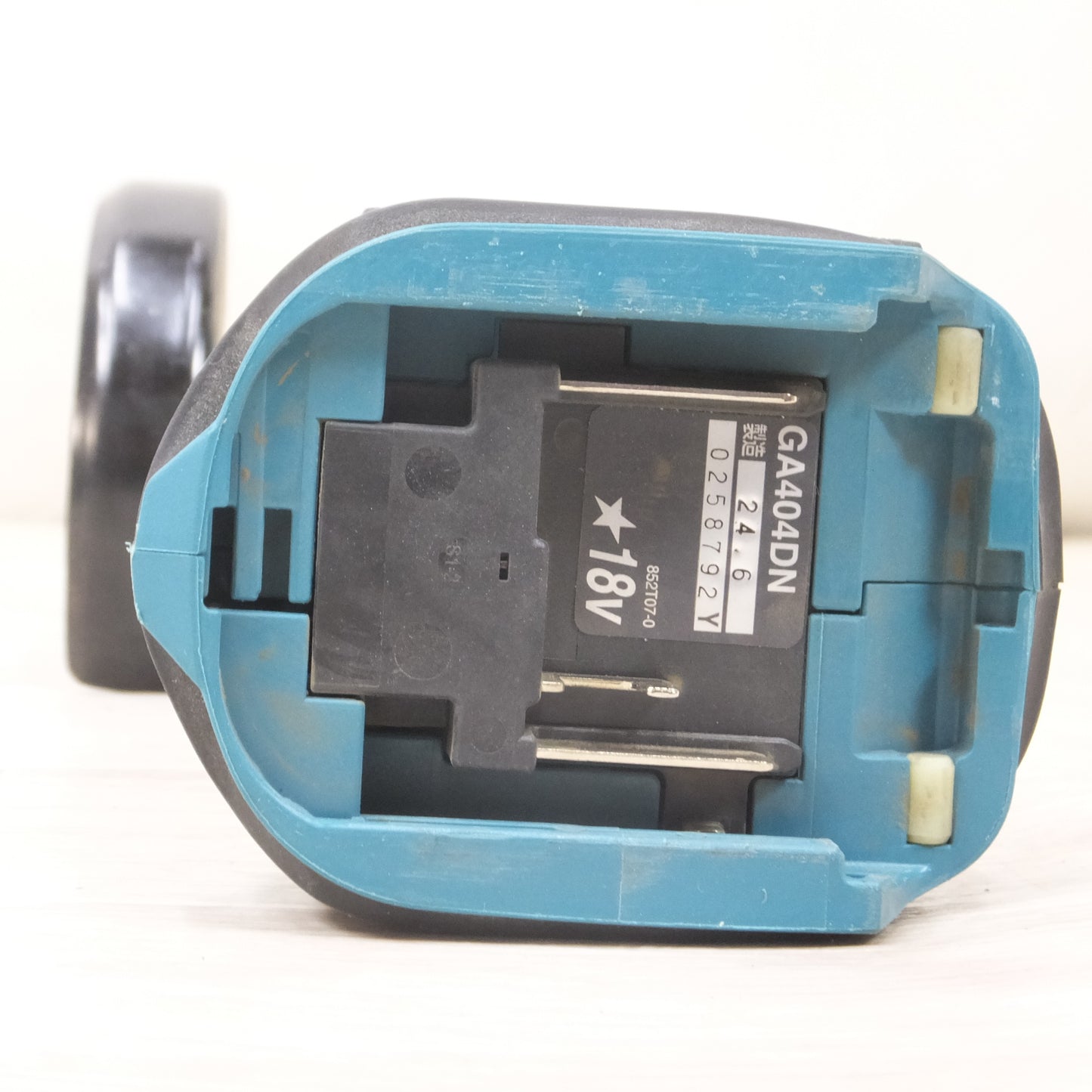 [送料無料] キレイ!バッテリー2個◆マキタ 充電式 ディスク グラインダー 18V 100mm GA404DRGXN 研削砥石 充電器 ケース付き 電動 工具◆