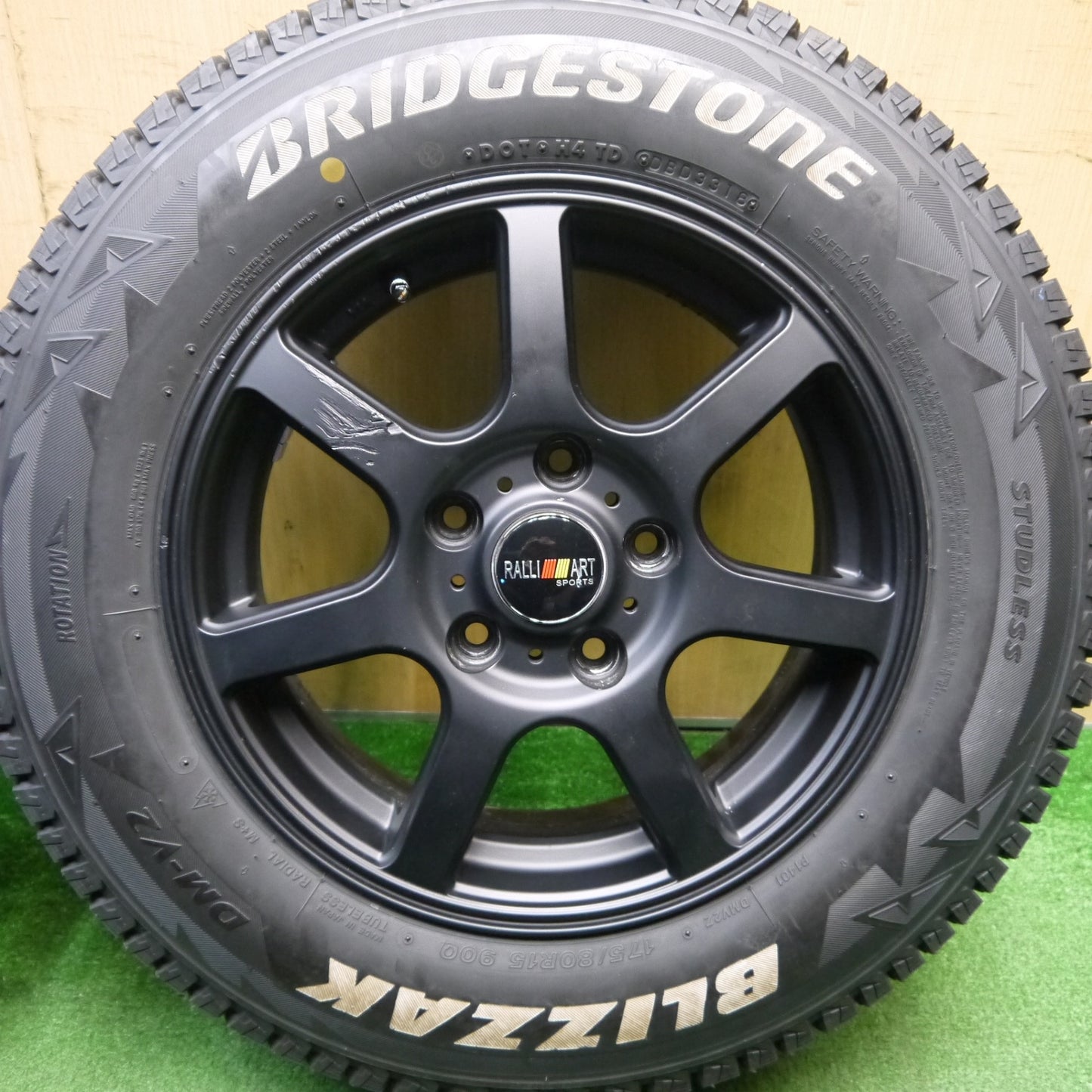 [送料無料] バリ溝！9.5分★スタッドレス 175/80R15 ブリヂストン ブリザック DM-V2 RALLI ART SPORTS ラリーアート 15インチ パジェロミニ 等 PCD114.3/5H★5031809Hス