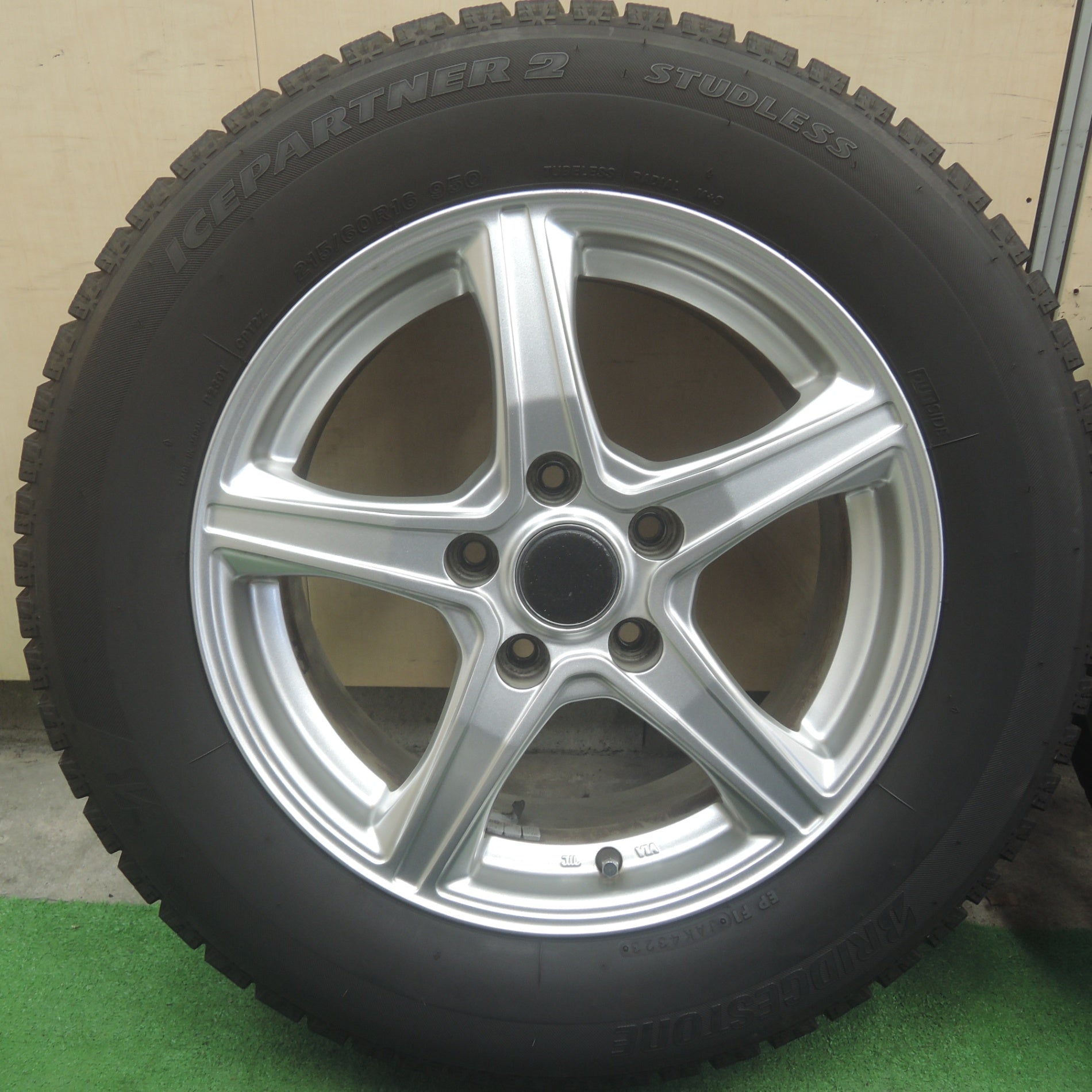 バリ溝！9.5分★スタッドレス 215/60R16 ブリヂストン ブリザック REVO GZ 16インチ タイヤ ヴェゼル クラウン エスティマ 等★ バリ溝！23年！キレイ！9分☆スタッドレス 215⁄60R16 ブリヂストン