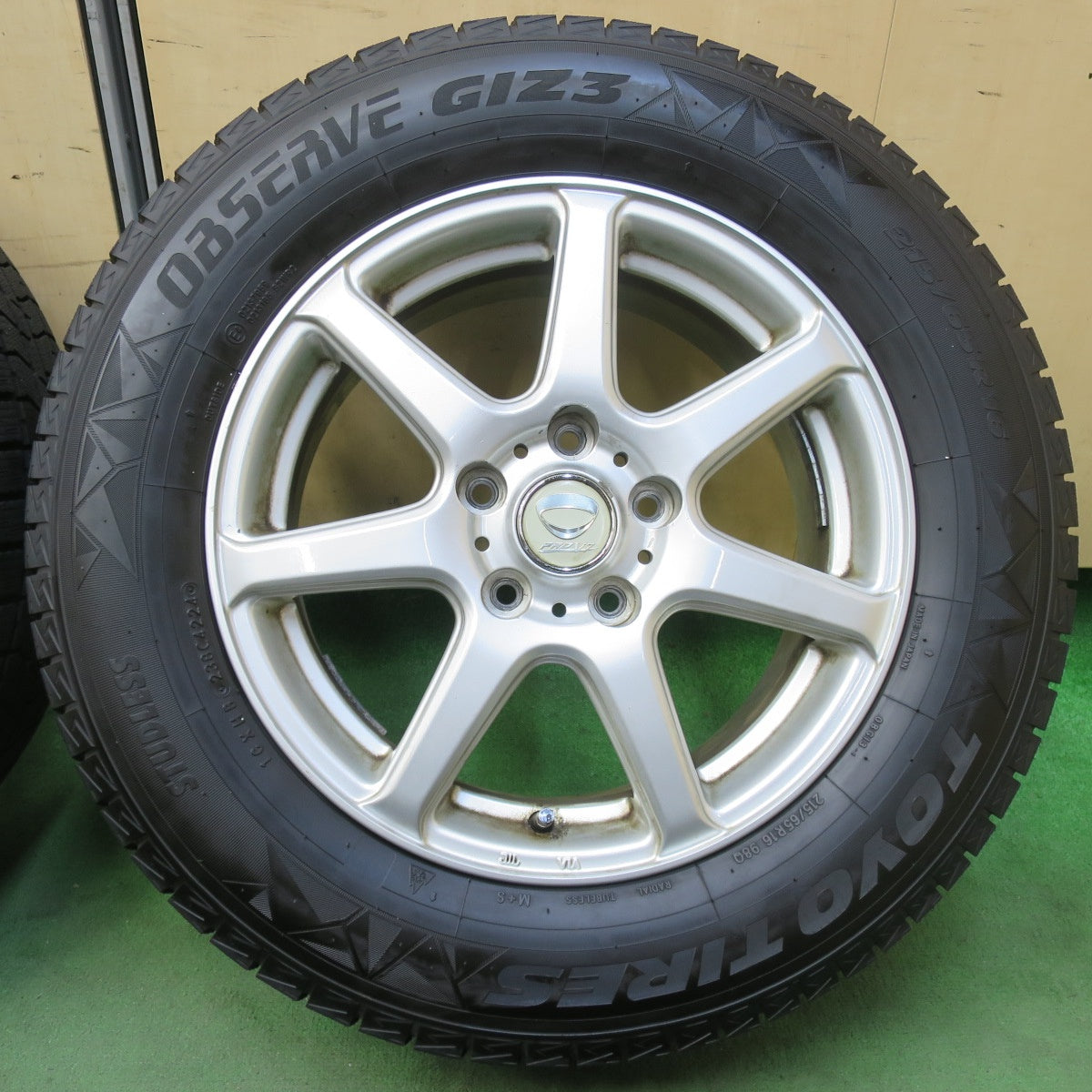 バリ溝！24年！ほぼ10分★スタッドレス 215/65R16 トーヨー オブザーブ GIZ3 PRD V7 ダンロップ製 16インチ PCD114.3/5H★5110713イス