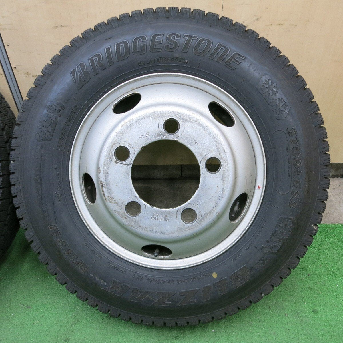バリ溝！22年！ほぼ10分！2本★トラック タイヤ 195/85R16 114/112L スタッドレス ブリヂストン ブリザック W979 TOPY スチール 116.5-8TC PCD203.2/5H★5021907ナス