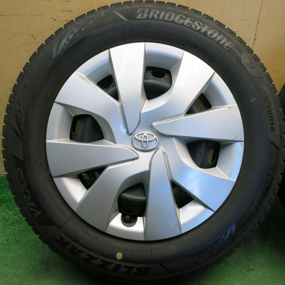 4本価格！22年◎トヨタ 130系 ヴィッツ 純正 スチール 165/70R14 スタッドレス ブリヂストン ブリザック VRX3 14インチ PCD100/4H◎6081409HAス