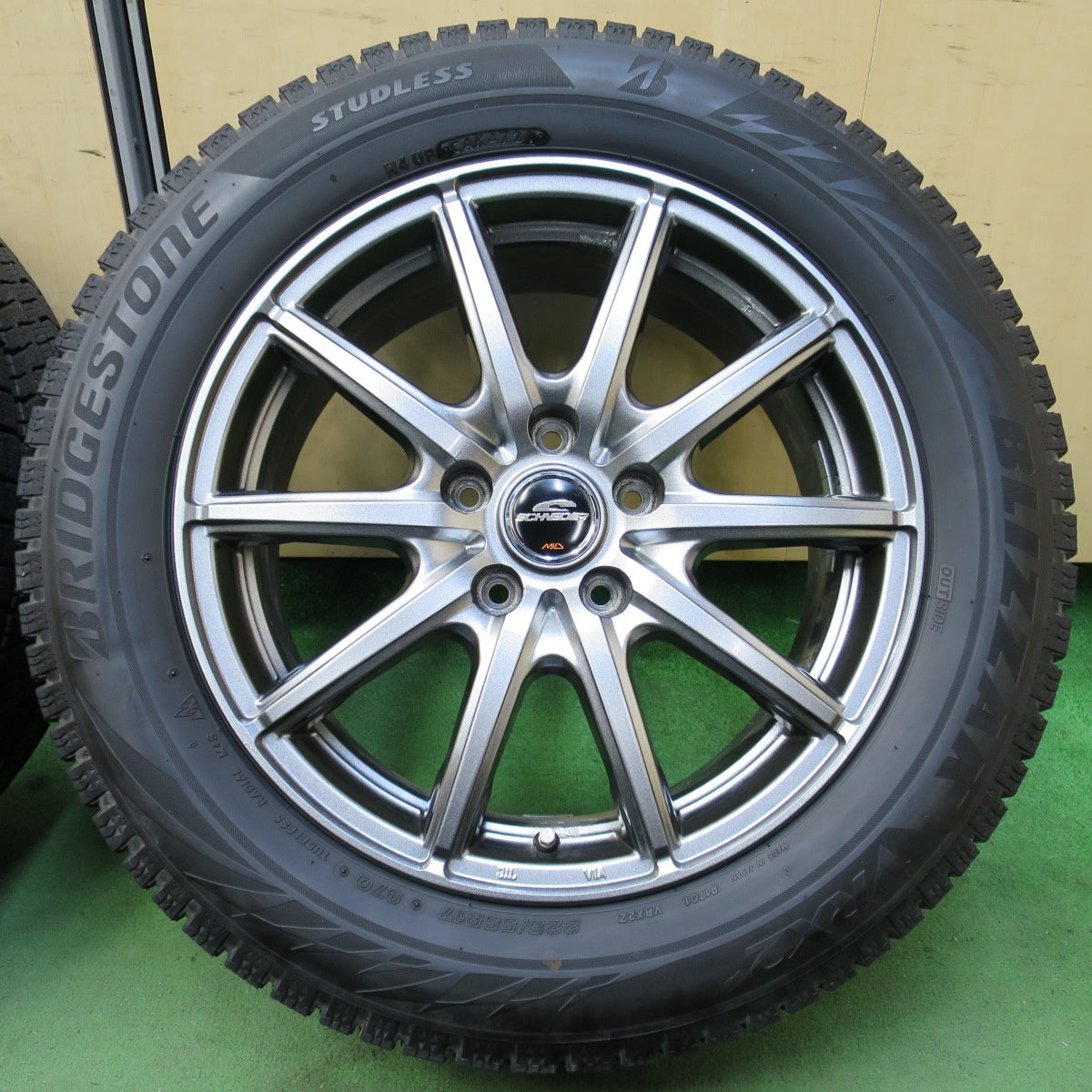 バリ溝！21年！キレイ！9.5分★スタッドレス 225/55R17 ブリヂストン ブリザック VRX2 SCHNEIDER MiD シュナイダー 17インチ PCD114.3/5H★5041002イス