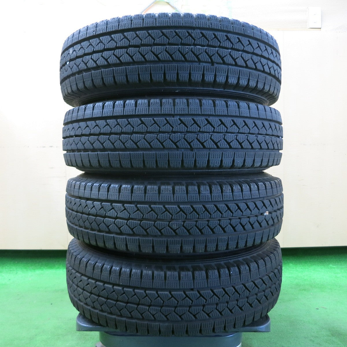 *送料無料* バリ溝！20年！9.5分★スタッドレス 165R13 6PR ブリヂストン ブリザック VL1 スチール 13インチ PCD100 110 114.3/4H マルチ★4042906イス
