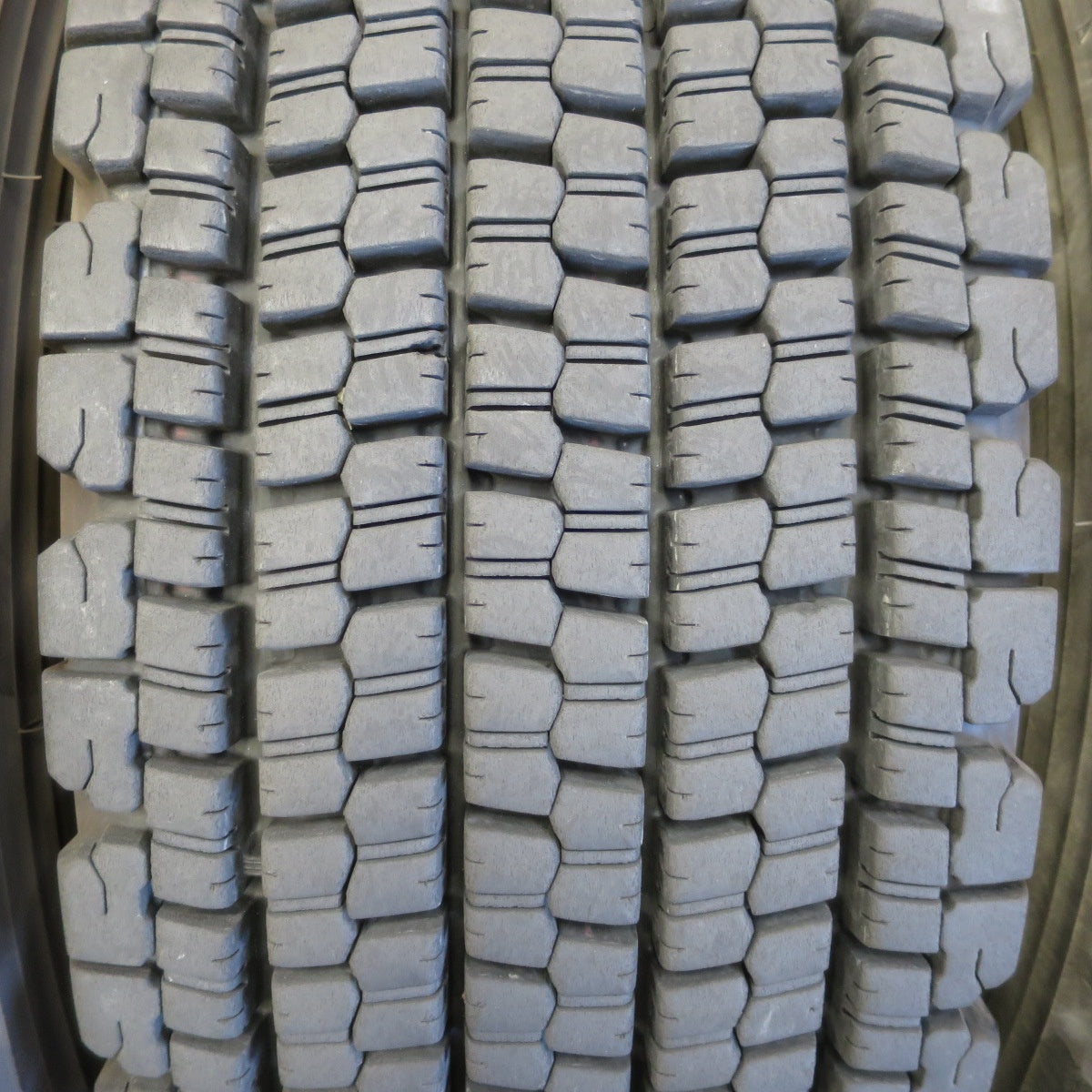 バリ溝！25年！9分★トラック タイヤ 245/70R19.5 136/134J スタッドレス ブリヂストン W900 19.5インチ★6050513イスタ